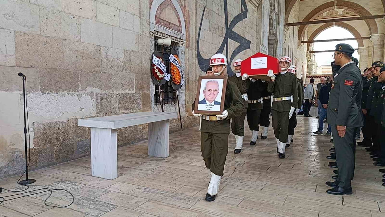 EDİRNE'DE 86 YAŞINDAKİ KIBRIS GAZİSİ AZİZ ÖZBEK, ESKİ CAMİ’DE ÖĞLE NAMAZININ ARDINDAN DÜZENLENEN...