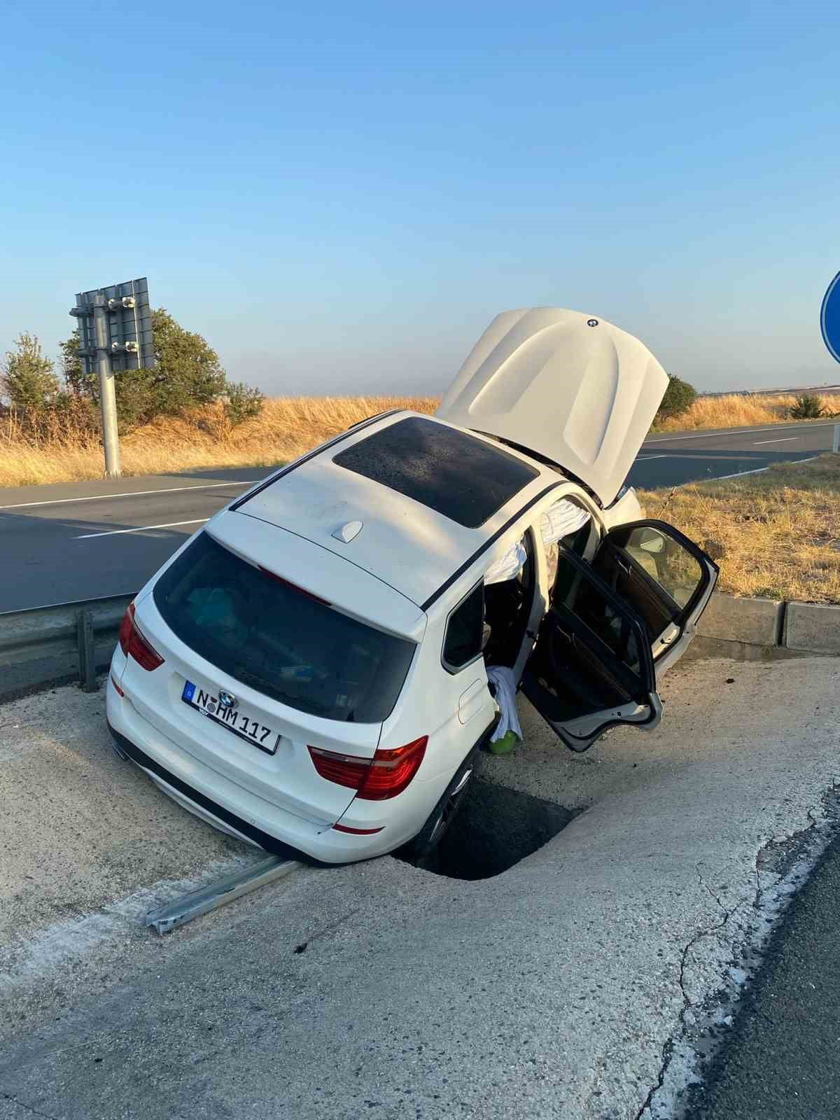 EDİRNE'NİN KEŞAN İLÇESİNDE MEYDANA GELEN TRAFİK KAZASINDA SU KANALINA DÜŞÜP BARİYERE ÇARPAN...