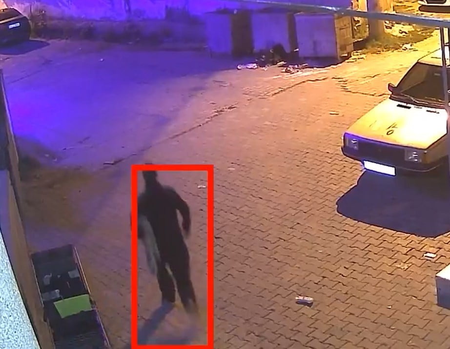 EDİRNE'NİN KEŞAN İLÇESİNDE YOLDA YÜRÜRKEN BİR EVİN ÖNÜNDEKİ HALIYI GÖREN ŞÜPHELİ, ÇEVREYİ KONTROL...