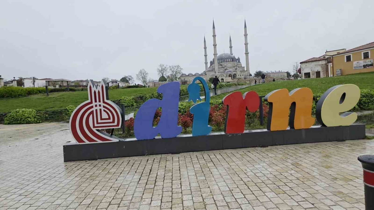 EDİRNE’DE 33 DERECEYİ BULAN HAVA SICAKLIĞI, EYLÜL AYININ İLK YAĞMURUYLA BİRLİKTE 17 DERECEYE KADAR...
