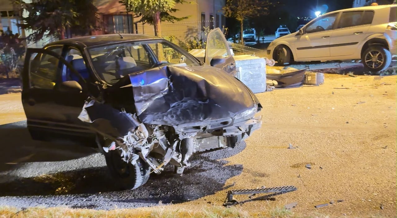 EDİRNE’DE OTOMOBİL PARK HALİNDEKİ ARACA VE KONTEYNERLERE ÇARPTI