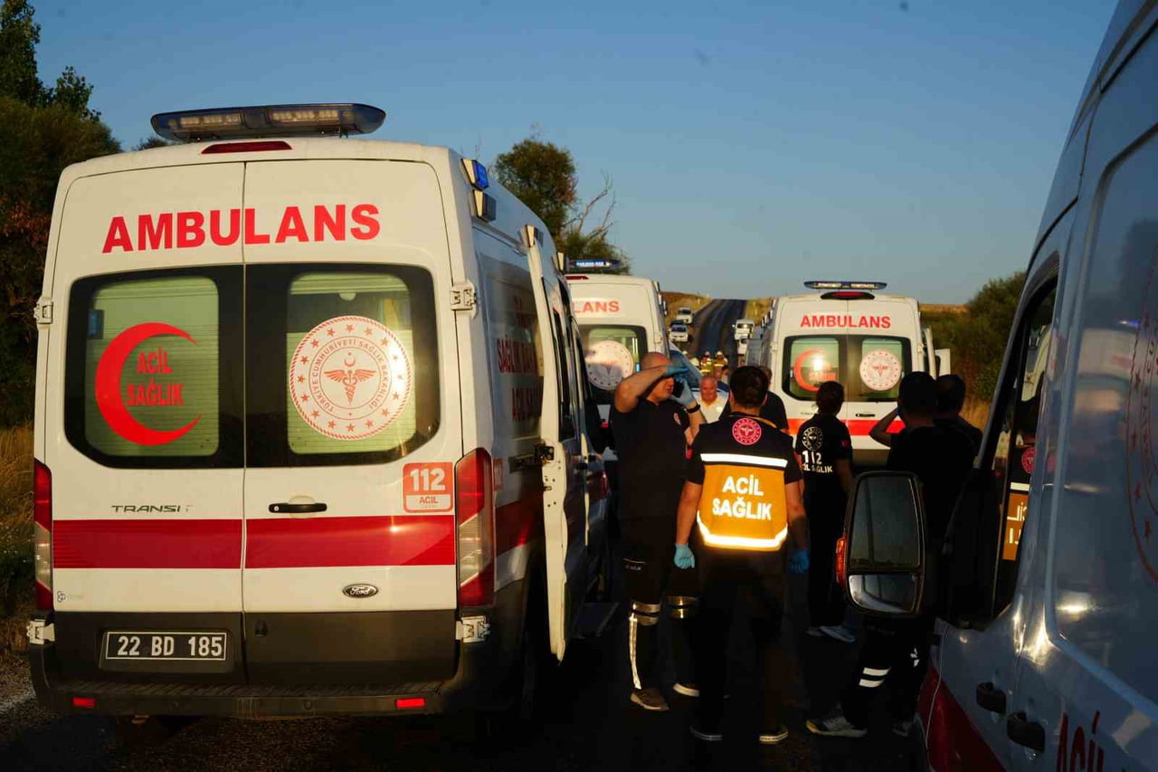 EDİRNE’DE SERVİS MİNİBÜSÜ İLE HAFİF TİCARİ ARAÇ ÇARPIŞTI: 6 YARALI