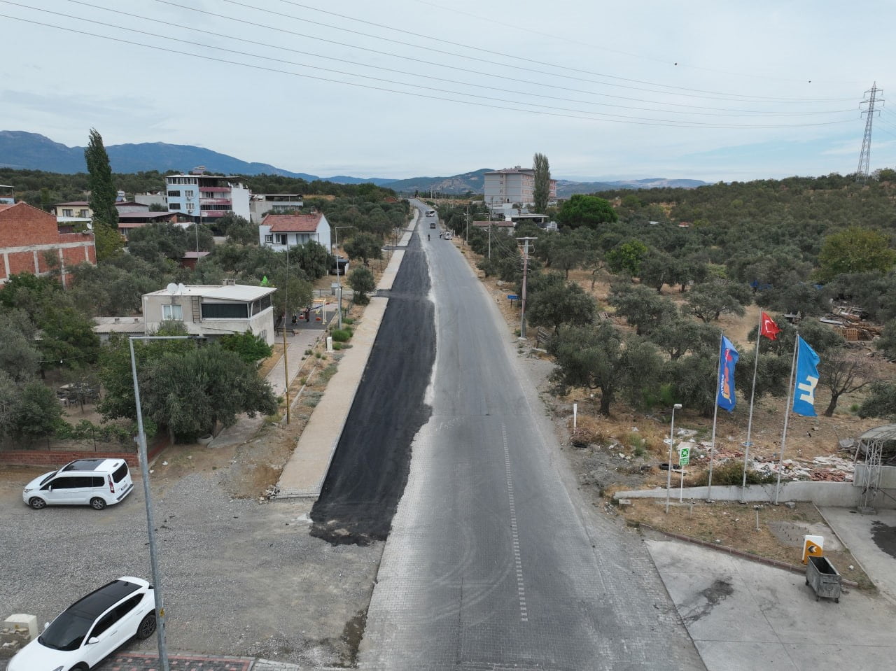 EDREMİT BELEDİYESİ, TUZCUMURAT MAHALLESİ HAMDİBEY CADDESİ ÜZERİNDE GERÇEKLEŞTİRDİĞİ YOL...