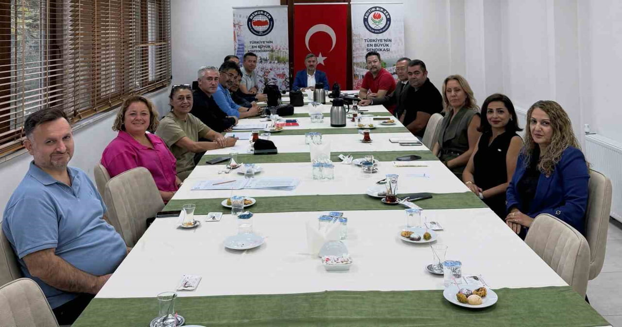 EĞİTİM-BİR-SEN MUĞLA ŞUBE BAŞKANI ÖNDER UÇAK, MENTEŞE İLÇESİNDE DELEGE ADAYLARIYLA BİR ARAYA...