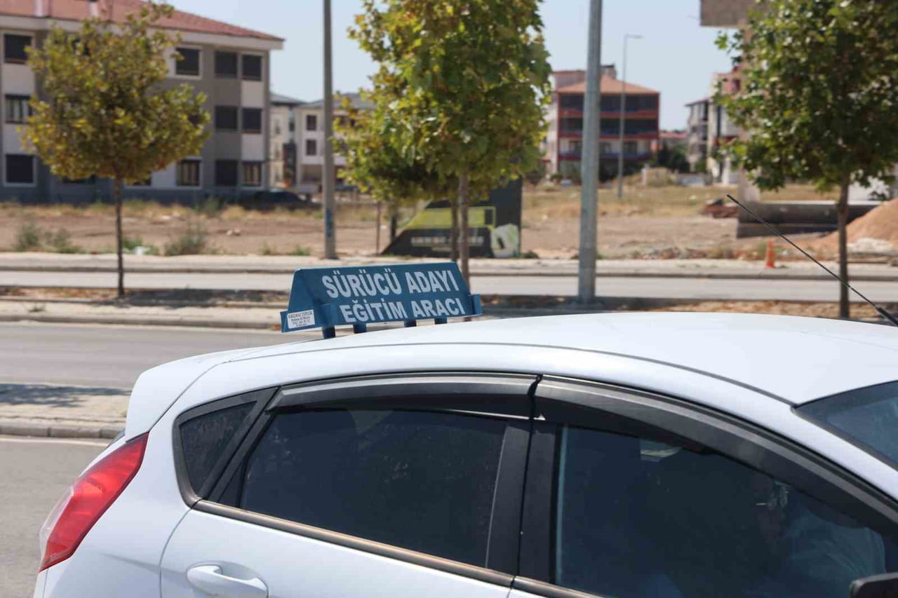 EHLİYET SINAVLARINDA BELİRLİ BİR GÜZERGAHIN EZBERLENMESİNE DAYALI UYGULAMANIN YERİNE, ADAYLARIN...