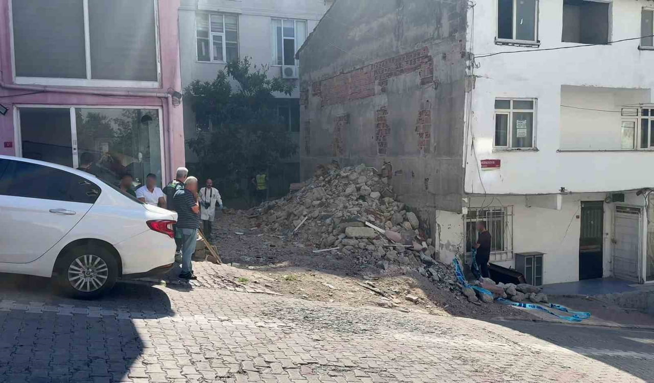 EKİPLER TARAFINDA YAPILAN İNCELEMEDE GENÇ KIZI CESEDİ BULUNDU.