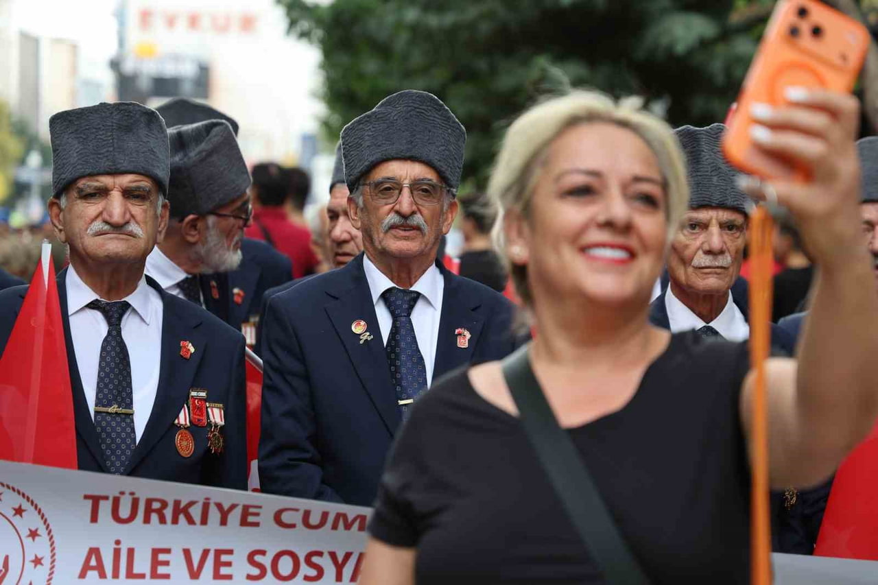 ELAZIĞ'DA 19 EYLÜL GAZİLER GÜNÜ DOLAYISIYLA "KAHRAMANLARLA KARDEŞLİK YOLUNDA" YÜRÜYÜŞÜ DÜZENLENDİ....