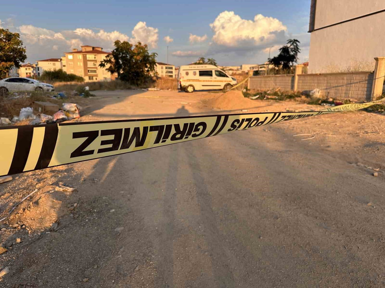 ELAZIĞ'DA İKİ GRUP ARASINDA BİR EVİN ÖNÜNDE ÇIKAN SİLAHLI KAVGADA VURULAN 2 KİŞİDEN 1'İ...