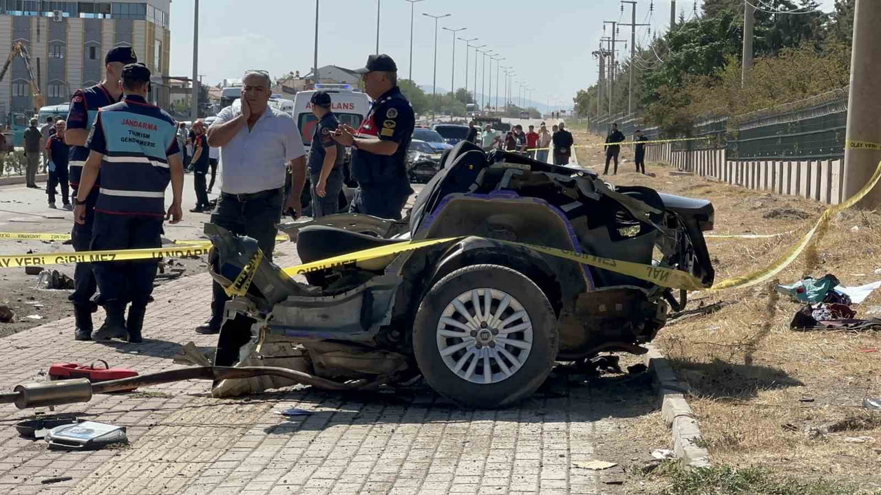 ELAZIĞ'DA İKİ OTOMOBİLİN ÇARPIŞMASI SONUCU FİAT MARKA OTOMOBİL TAKLA ATARAK İKİYE BÖLÜNDÜ. FECİ...