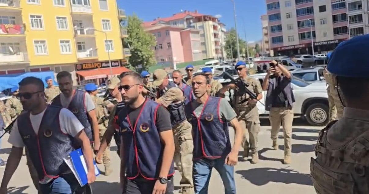 ELAZIĞ'DAKİ YANGINDA EVDEN CANSIZ BEDENLERİ ÇIKARTILAN VE ÖN OTOPSİ SONUCUNA GÖRE CİNAYETE KURBAN...