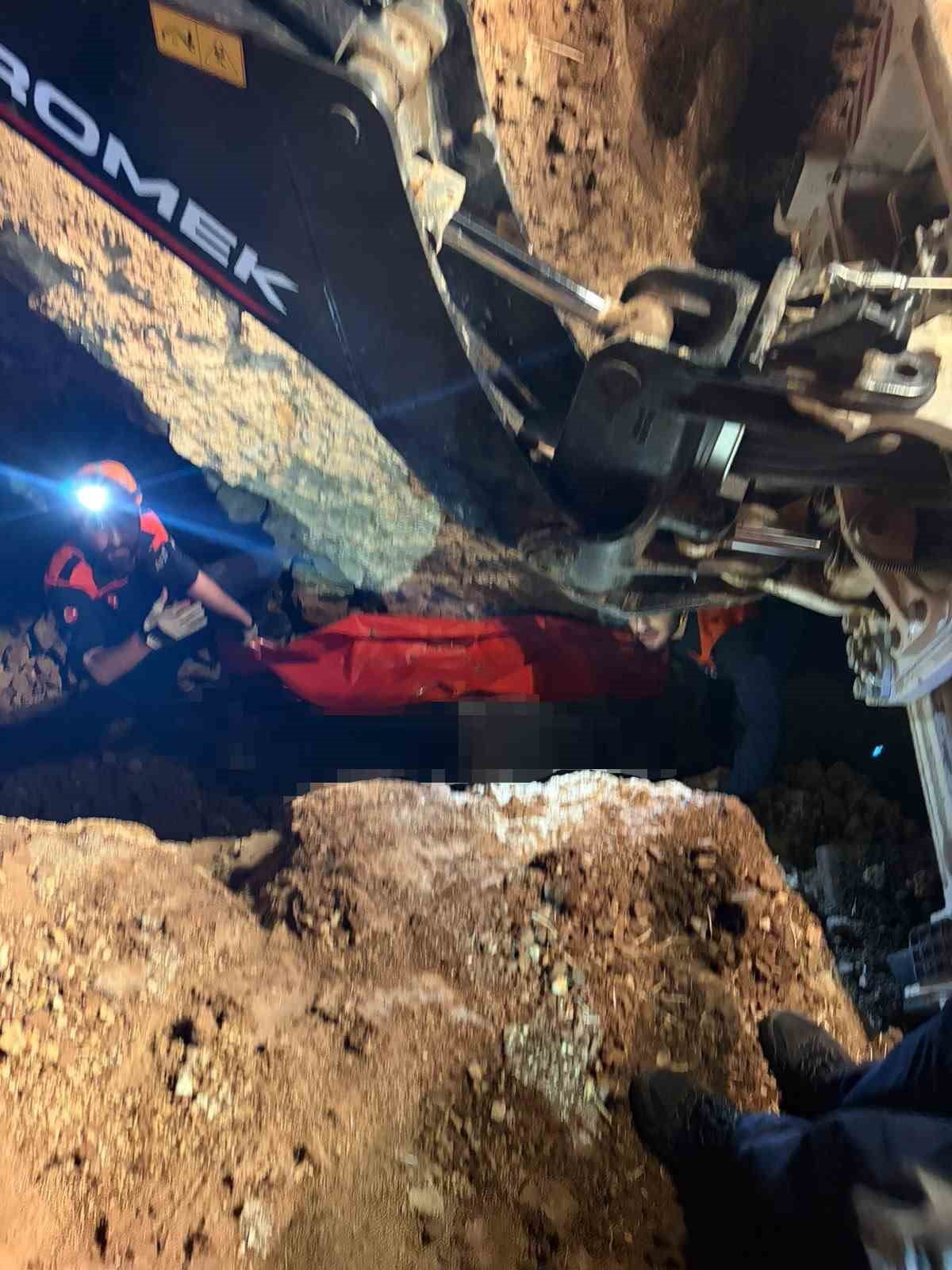 ELAZIĞ'IN AĞIN İLÇESİNDE SU BORU HATTI KAZISI SIRASINDA MEYDANA GELEN GÖÇÜKTE TOPRAK ALTINDA KALAN...