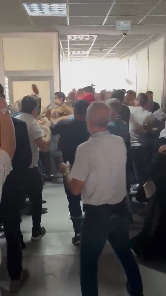ELAZIĞ ADLİYESİNDE GÖRÜLEN DURUŞMADA TARAF YAKINLARI TARAFINDAN TEKMELİ VE YUMRUKLU KAVGA ÇIKTI....