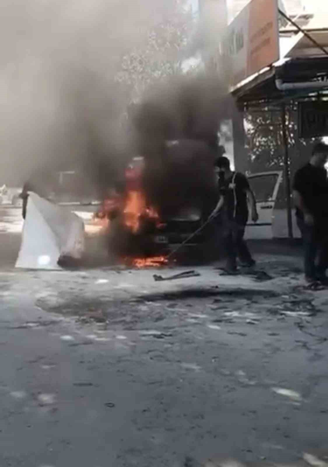 ELAZIĞ’DA ALEVLERE TESLİM OLAN OTOMOBİL, YANARAK KULLANILAMAZ HALE GELDİ.