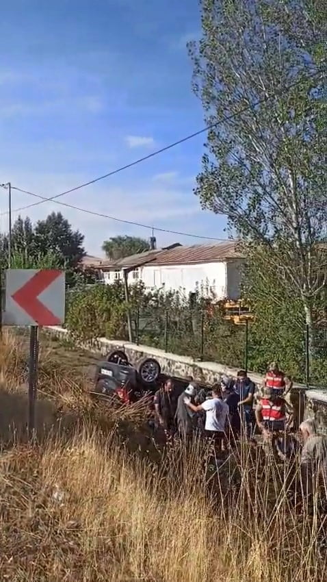 ELAZIĞ’DA ARACIN ŞARAMPOLE DEVRİLMESİ SONUCU MEYDANA GELEN KAZADA, 2 KİŞİ YARALANDI