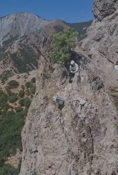 ELAZIĞ’DA  AYILARDAN KORUMAK İÇİN KOVANLARINI KAYALIKLARDAN AŞAĞI SARKITIYORLAR