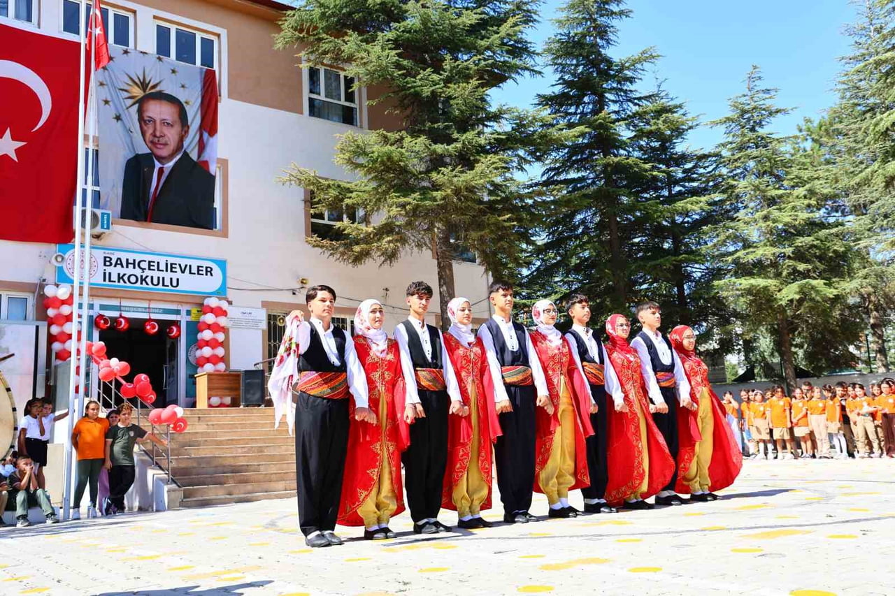 ELAZIĞ’DA BAHÇELİEVLER İLKOKULU’NDA İLKÖĞRETİM HAFTASI KUTLAMA PROGRAMI DÜZENLENDİ