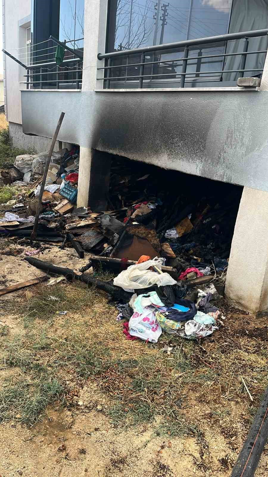ELAZIĞ’DA BİR BALKONUN ALTINDA ÇIKAN YANGIN, EKİPLERİN MÜDAHALESİ İLE SÖNDÜRÜLDÜ.