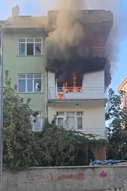 ELAZIĞ’DA BİR BİNANIN 3’ÜNCÜ KATINDA ÇIKAN YANGIN, İTFAİYE EKİPLERİ TARAFINDAN...