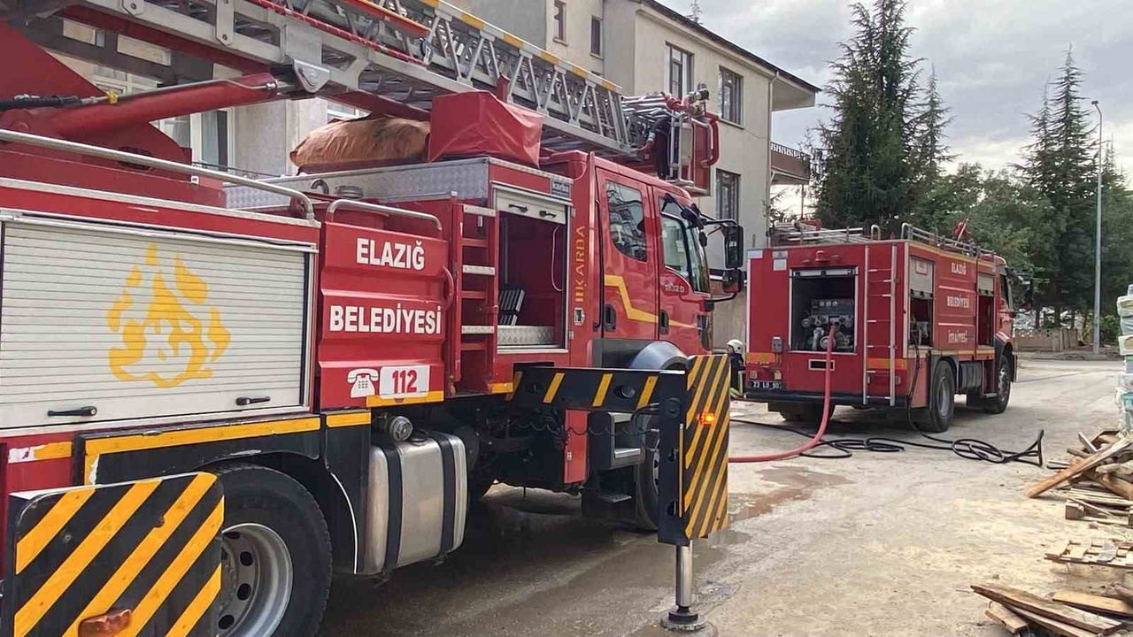 ELAZIĞ’DA BİR BİNANIN ÇATI KISMINDA ÇIKAN YANGIN, İTFAİYE EKİPLERİNİN MÜDAHALESİYLE KONTROL ALTINA...