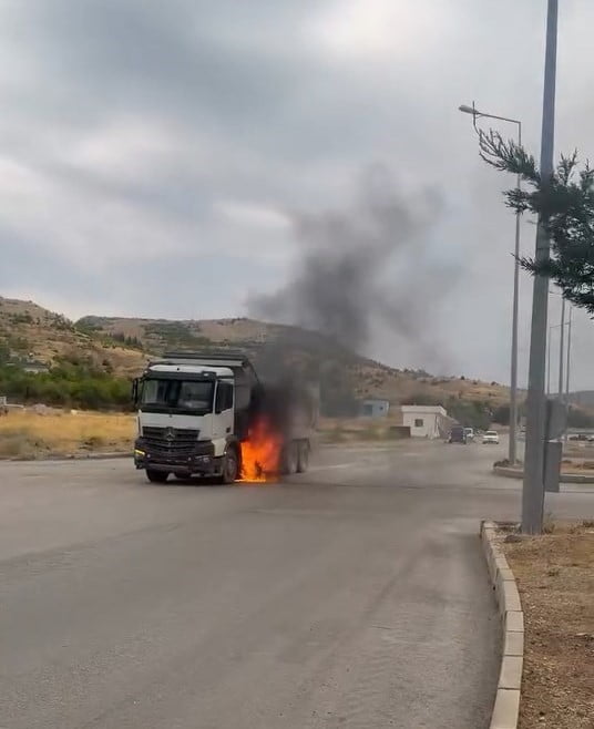 ELAZIĞ’DA BİR KAMYONDA ÇIKAN YANGINI GÖREN BETON MİKSERİ SÜRÜCÜSÜ MÜDAHALE ETTİ. YANGIN DUYARLI...