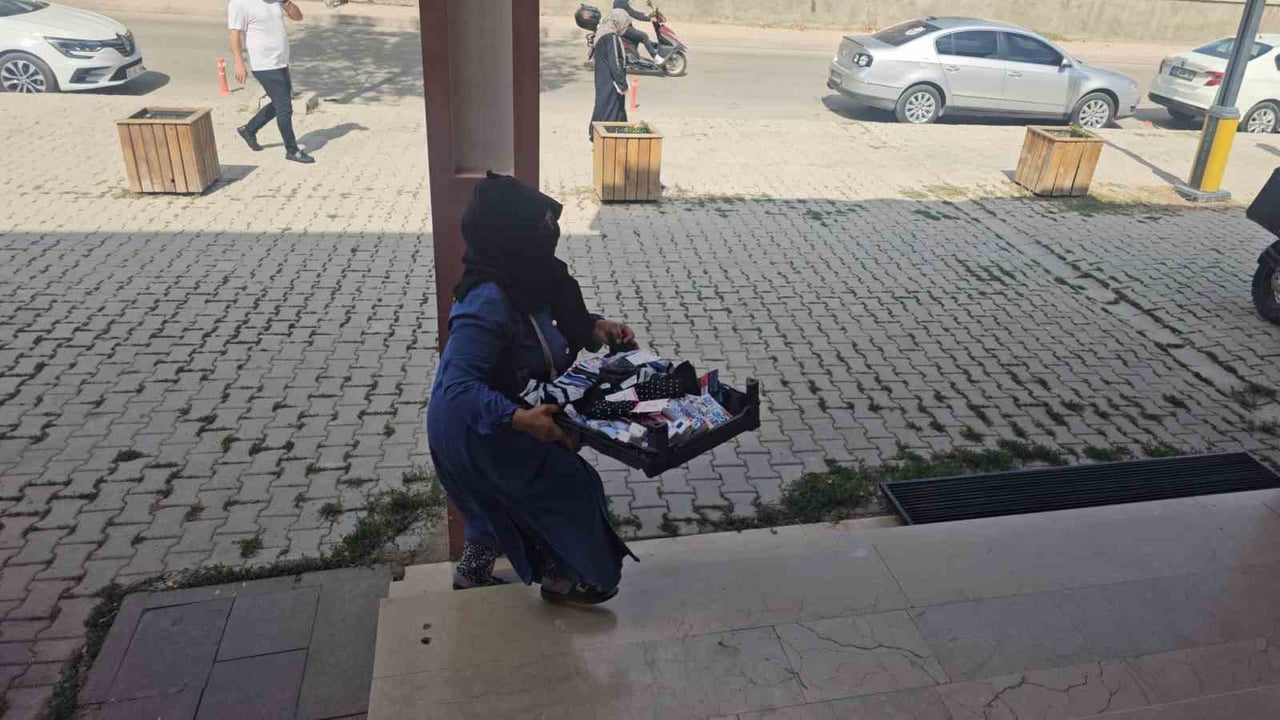 ELAZIĞ’DA CUMA NAMAZI SONRASINDA ZABITA EKİPLERİ, DİLENCİLERE YÖNELİK OPERASYON YAPARKEN  BİR...