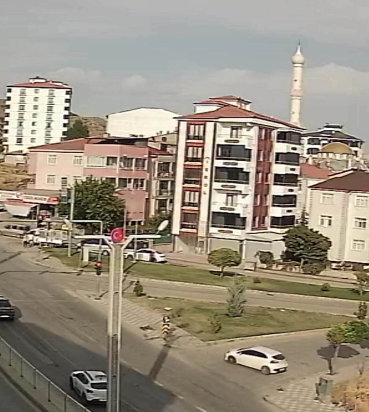 ELAZIĞ’DA EL FRENİ ÇEKİLMEYİ UNUTULAN OTOMOBİL, CADDE BOYU METRELERCE İLERLEYİP TARLAYA...