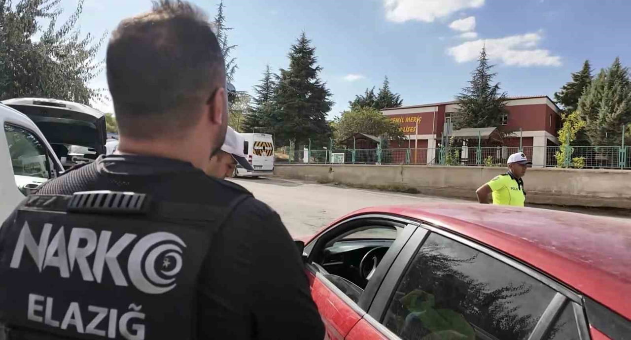 ELAZIĞ’DA EMNİYET EKİPLERİ TARAFINDAN 8 LİSE VE ÇEVRESİNDE GERÇEKLEŞTİRİLEN "NARKO ALAN"...