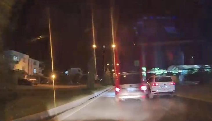 ELAZIĞ’DA HAFİF TİCARİ ARACIN, MAKAS ATMA ANLARI BİR ARACIN KAMERASINA YANSIDI