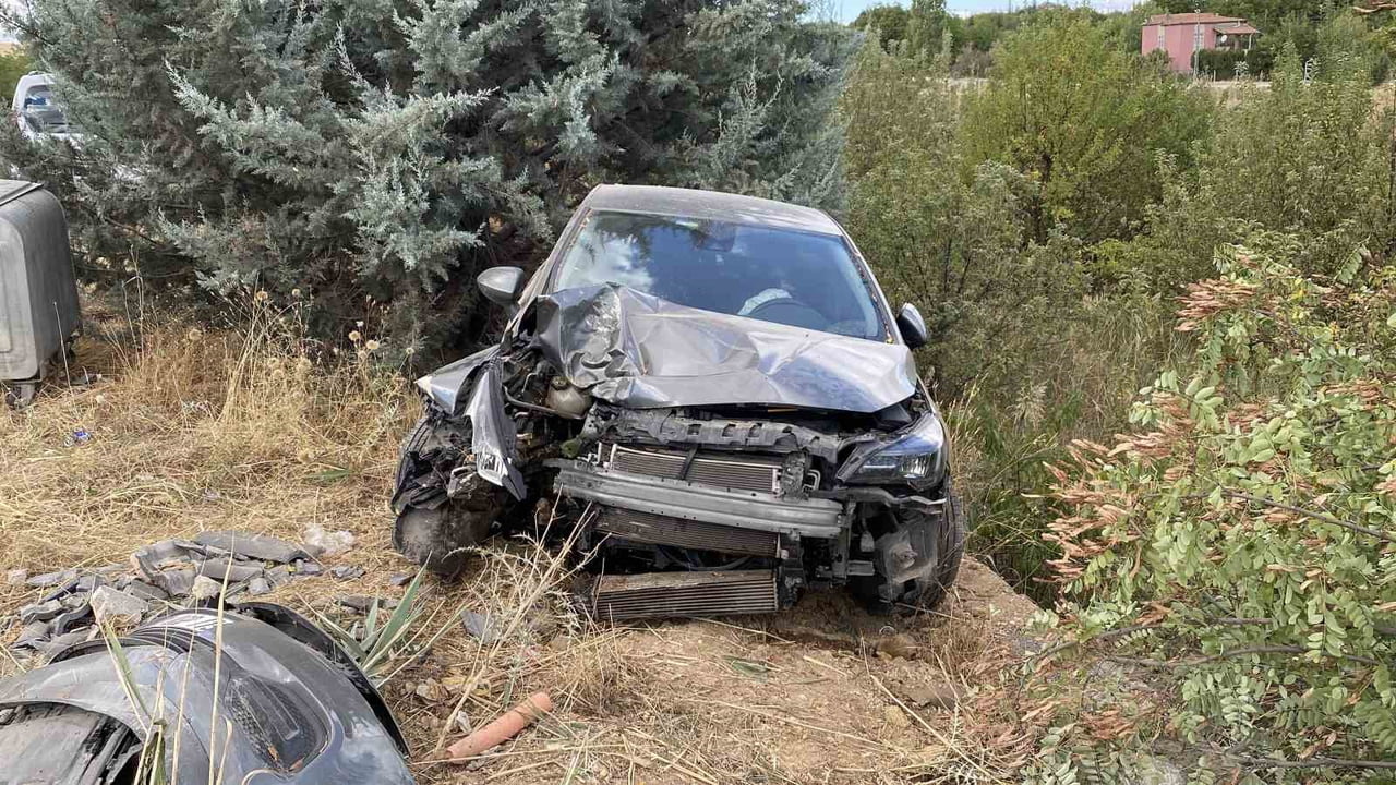 ELAZIĞ’DA KONTROLDEN ÇIKAN OTOMOBİL, AĞACA ÇARPTI. KAZADA 4 KİŞİ YARALANDI