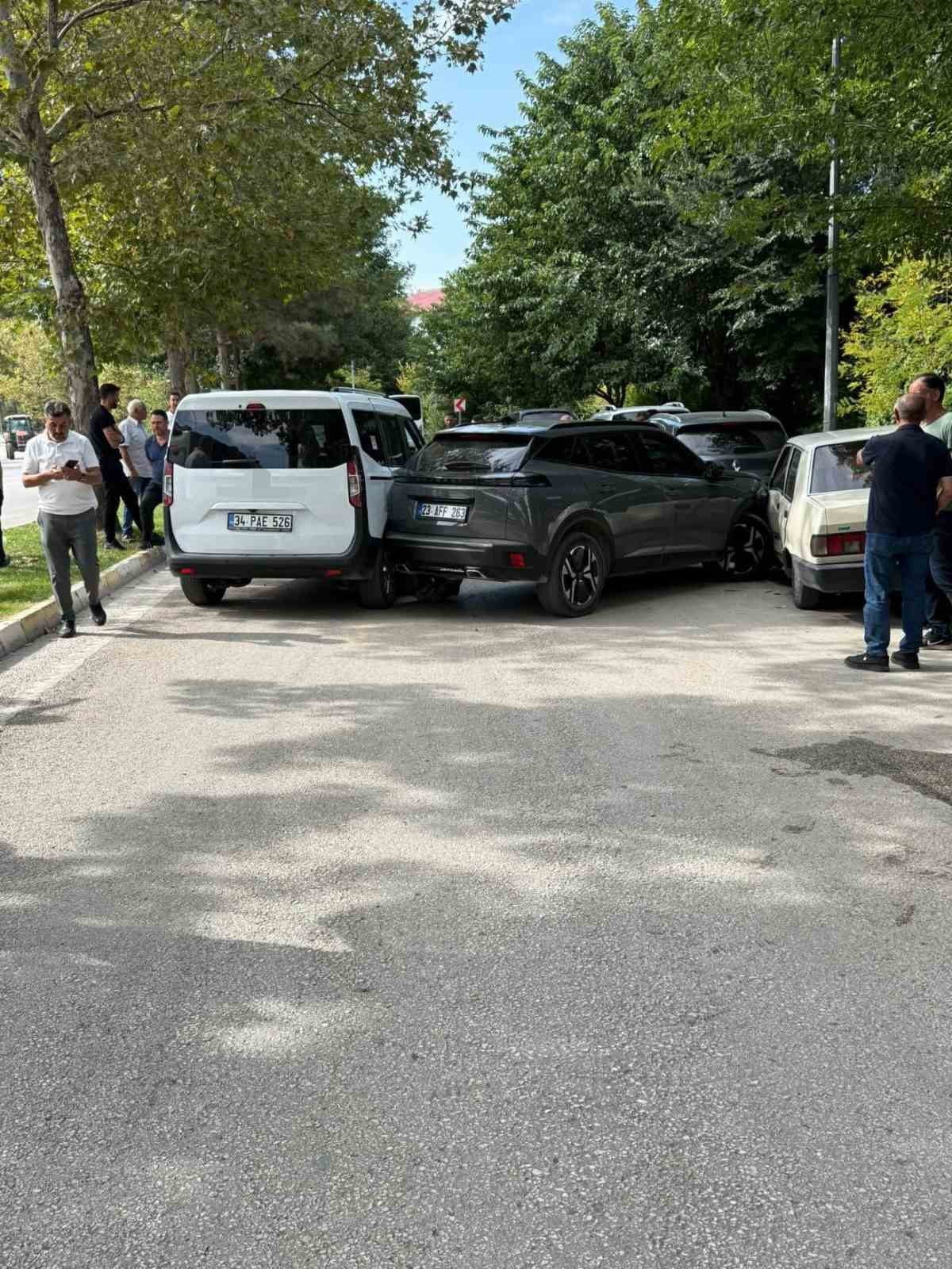 ELAZIĞ’DA MEYDANA GELEN ZİNCİRLEME TRAFİK KAZASINDA 8 KİŞİ YARALANDI.
