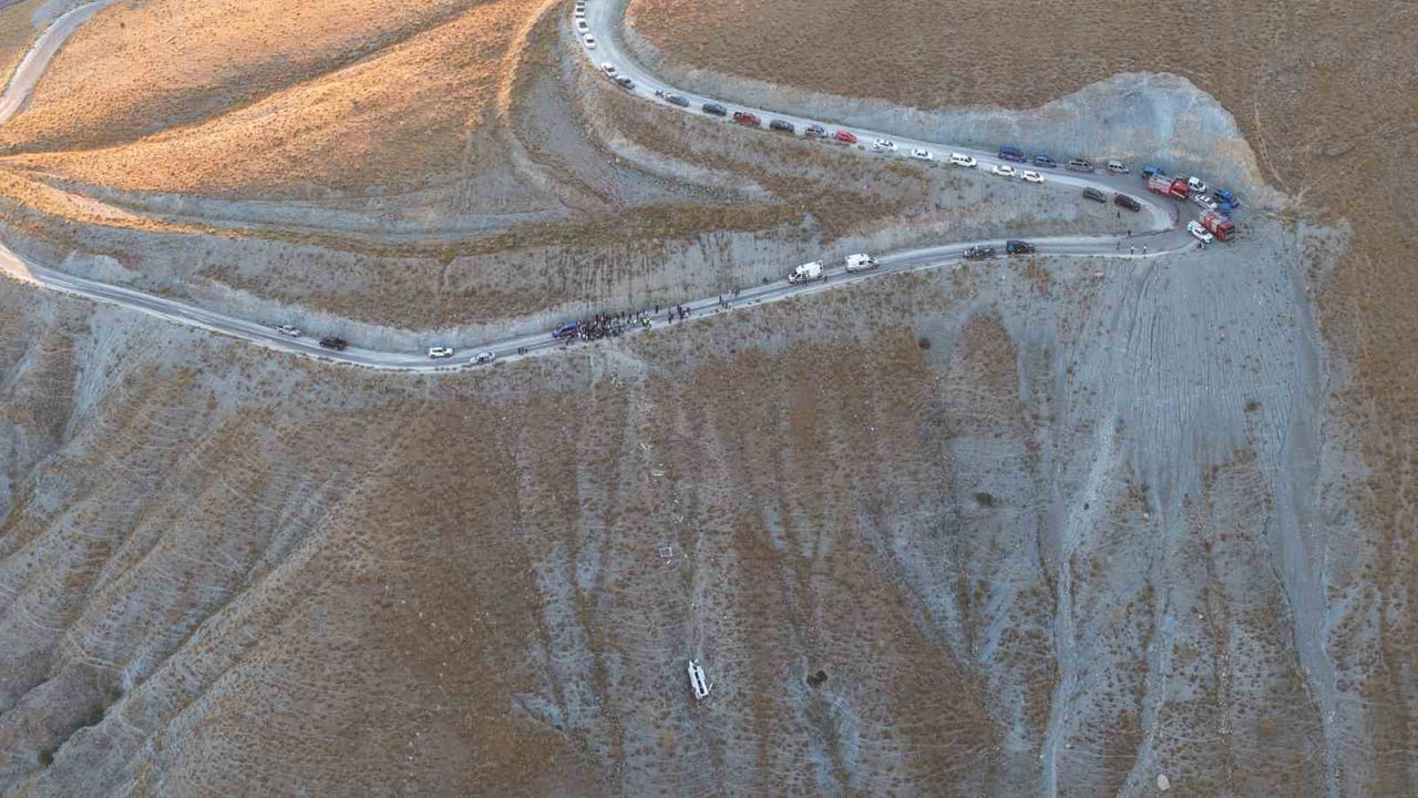 ELAZIĞ’DA MİNİBÜSÜN YUVARLANDIĞI UÇURUM VE KURTARMA ÇALIŞMALARI DRONLA GÖRÜNTÜLENDİ