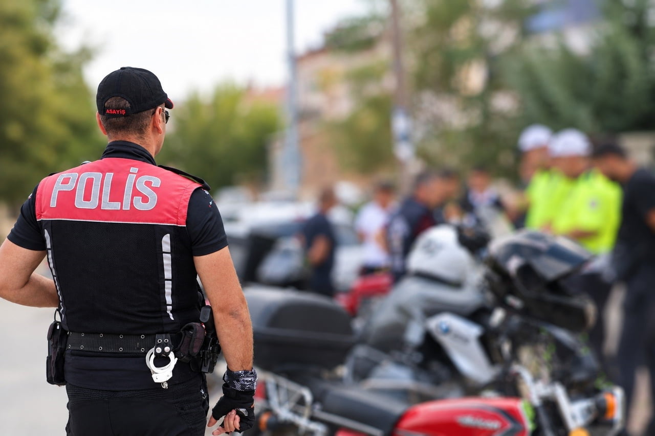 ELAZIĞ’DA OKUL ÇEVRESİNDE DENETİM YAPAN EKİPLERİN ‘DUR’ İHTARINA UYMAYARAK PLAKASIZ ARACIYLA KAÇAN...