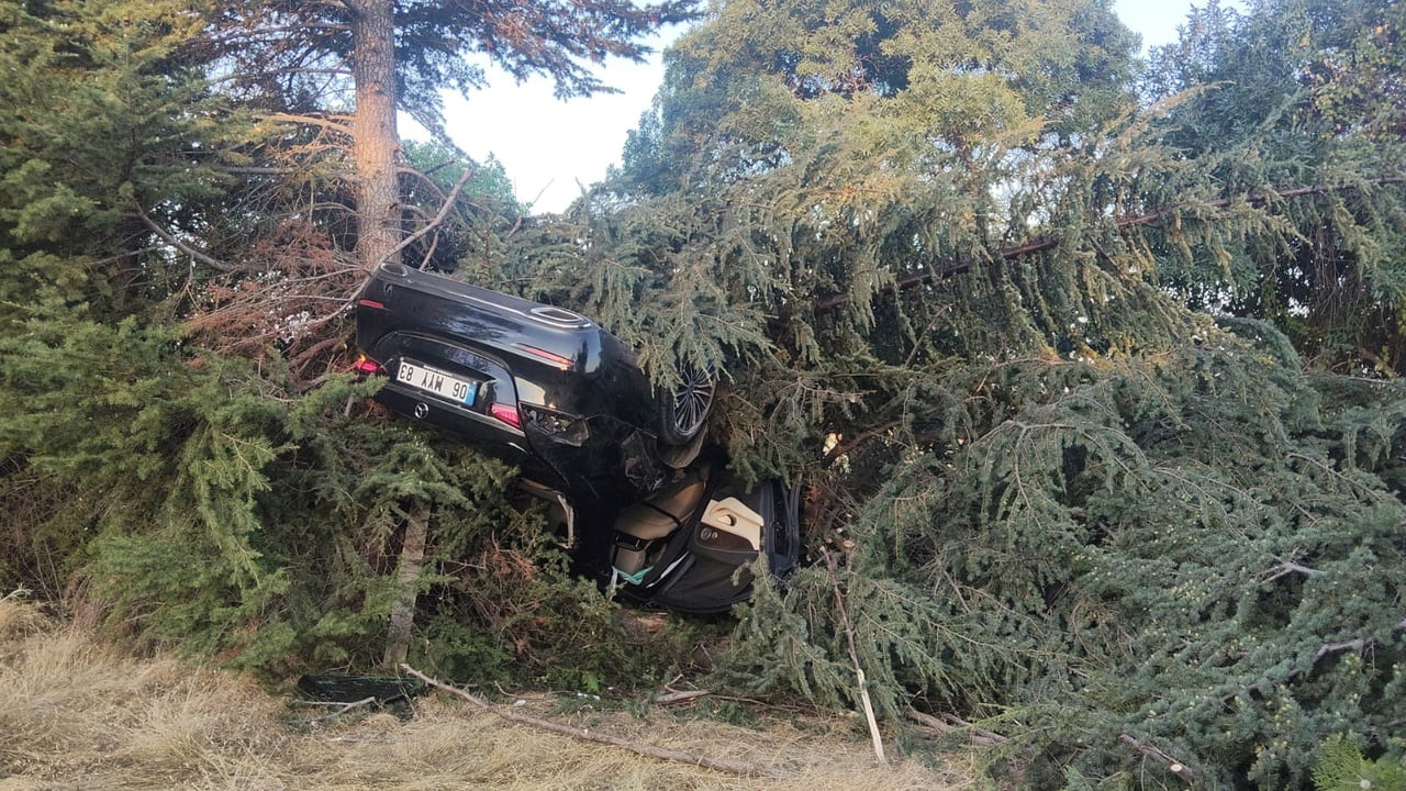ELAZIĞ’DA OTOMOBİLİN AĞACA ÇARPMASI SONUCU MEYDANA GELEN KAZADA, 1 KİŞİ YARALANDI