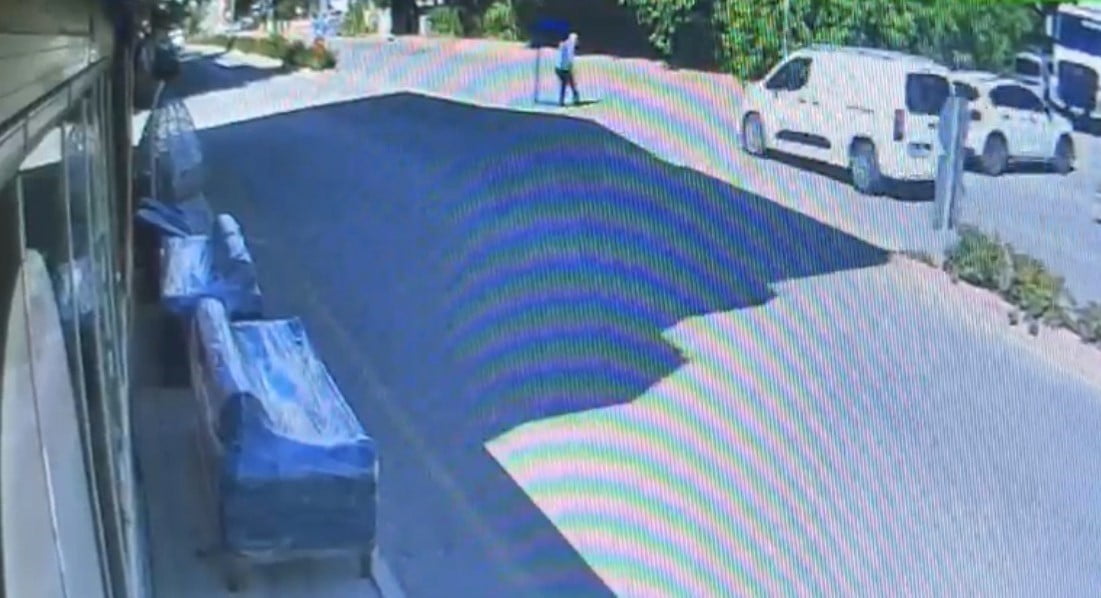ELAZIĞ’DA YAŞLI ADAMIN HAYATINI KAYBETTİĞİ KAZA ANI KAMERALARA YANSIDI