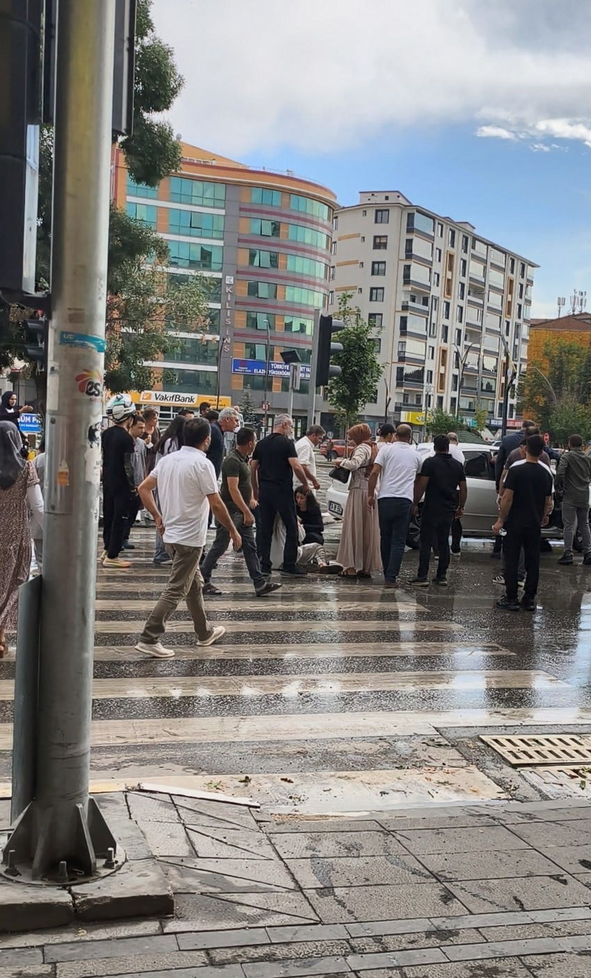 ELAZIĞ’DA YAYAYA ÇARPAN OTOMOBİL, OLAY YERİNDEN KAÇARKEN YAYA YARALANDI