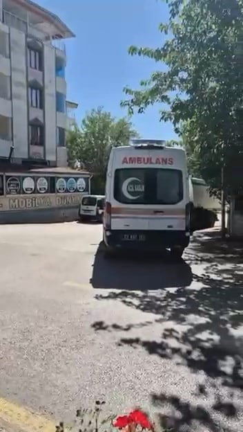 ELAZIĞ’DA YOLUN KARŞISINA GEÇMEYE ÇALIŞAN YAŞLI ADAM, ARACIN ÇARPMASI SONUCU HAYATINI...