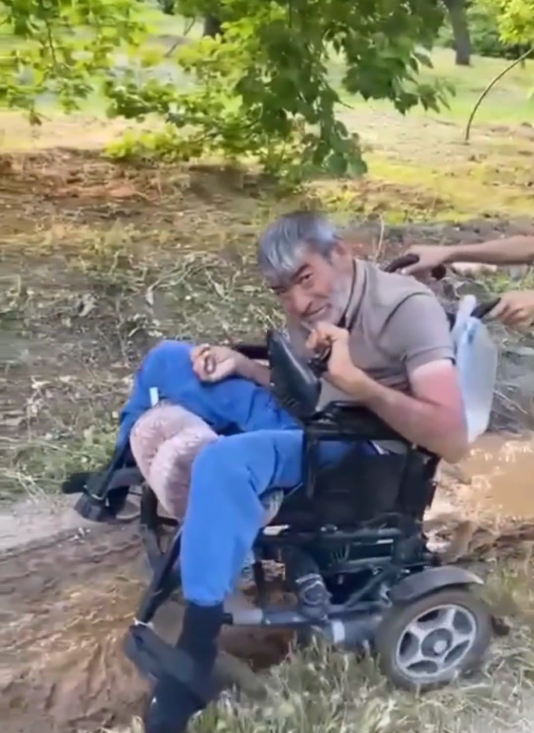 ELAZIĞ’IN BASKİL İLÇESİNDE ATEŞ YAKILAN YERDEN GEÇEN VE AKÜLÜ ARACI ALEV ALAN ENGELLİ ŞAHIS...
