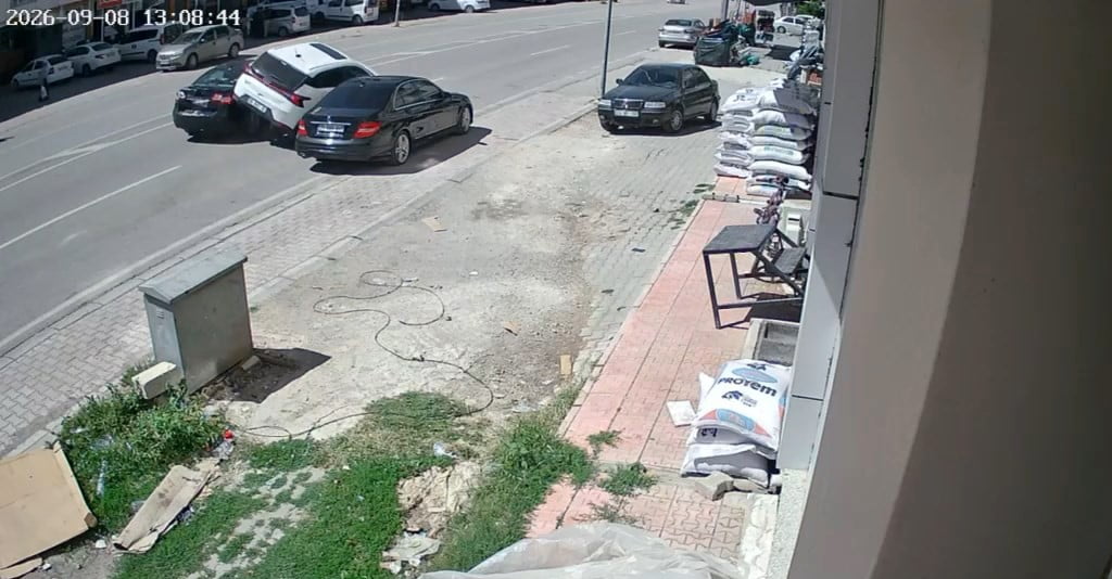 ELAZIĞ’IN KARAKOÇAN İLÇESİNDE BİR GÜN ARAYLA AYNI KAVŞAKTA MEYDANA GELEN  2 TRAFİK KAZASI...