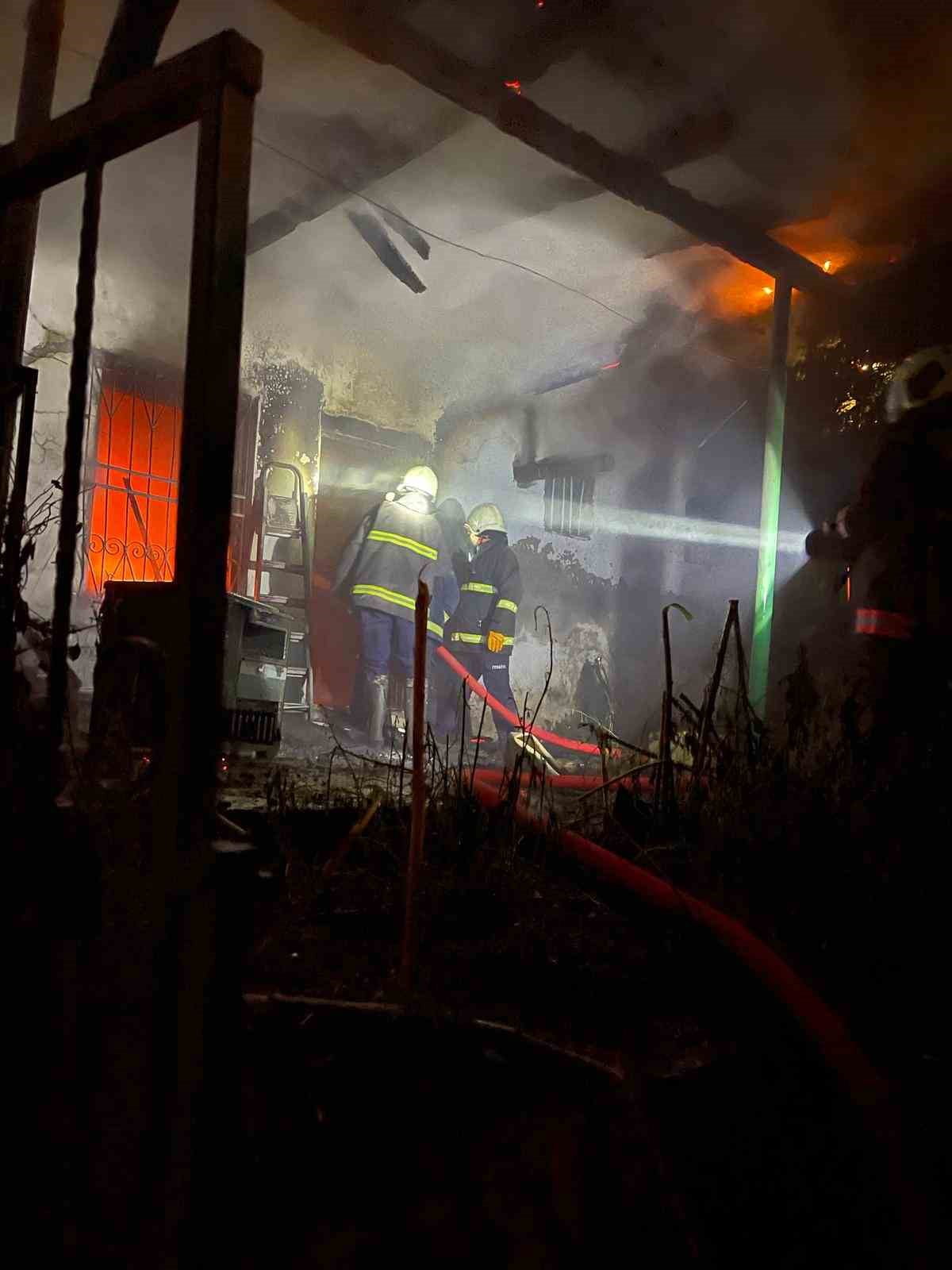ELAZIĞ’IN KARAKOÇAN İLÇESİNDE ÇIKAN EV YANGININDA KARI KOCA  HAYATINI KAYBETTİ.