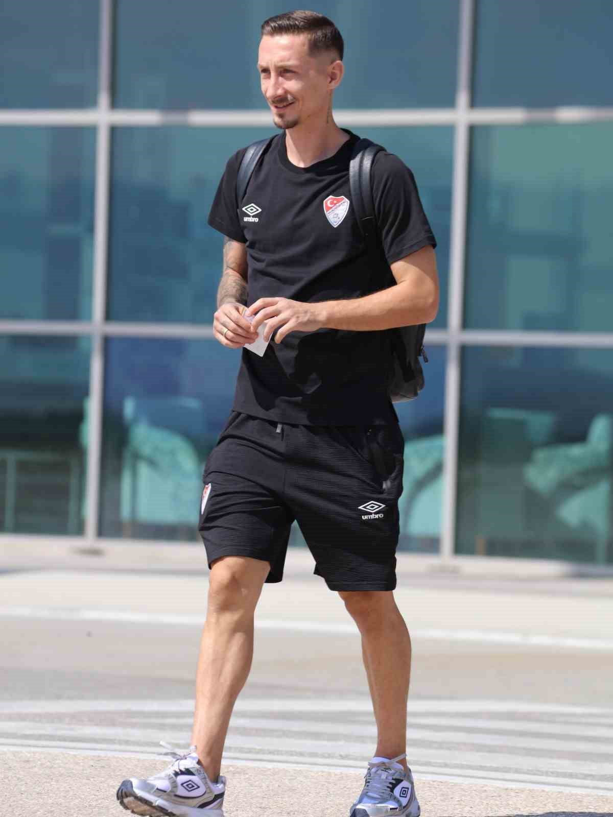 ELAZIĞSPOR, 21 FUTBOLCUYLA GİTTİ