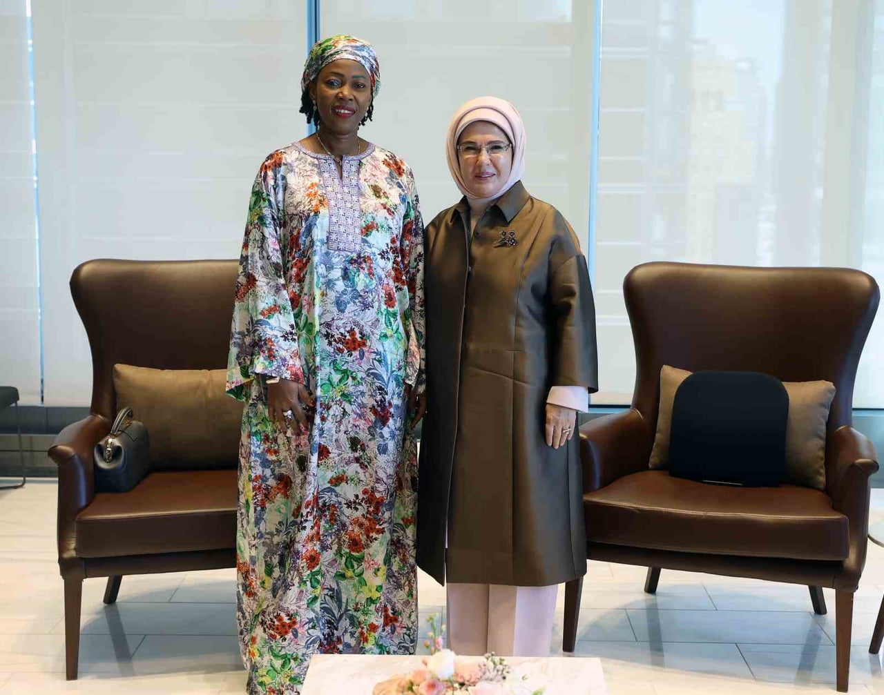 EMİNE ERDOĞAN, SİERRA LEONE CUMHURBAŞKANI'NIN EŞİ FATİMA MAADA BİO İLE GÖRÜŞTÜ