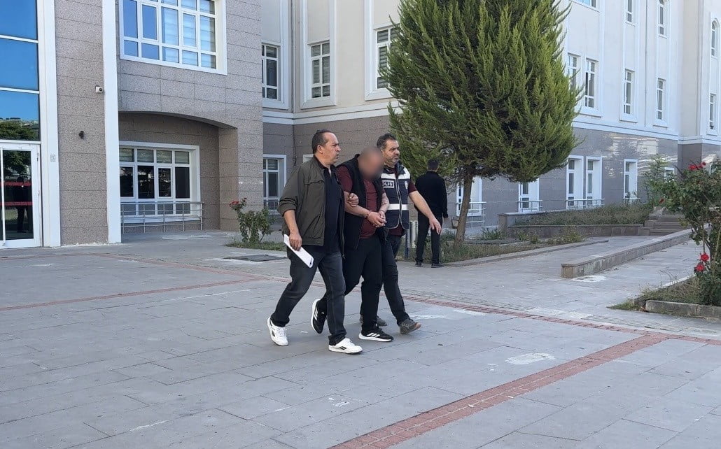 EMNİYETTEKİ İŞLEMLERİ SONRASI ADLİ MAKAMLARA SEVK EDİLEN S.T., İŞLEMLERİNİN TAMAMLANMASININ...