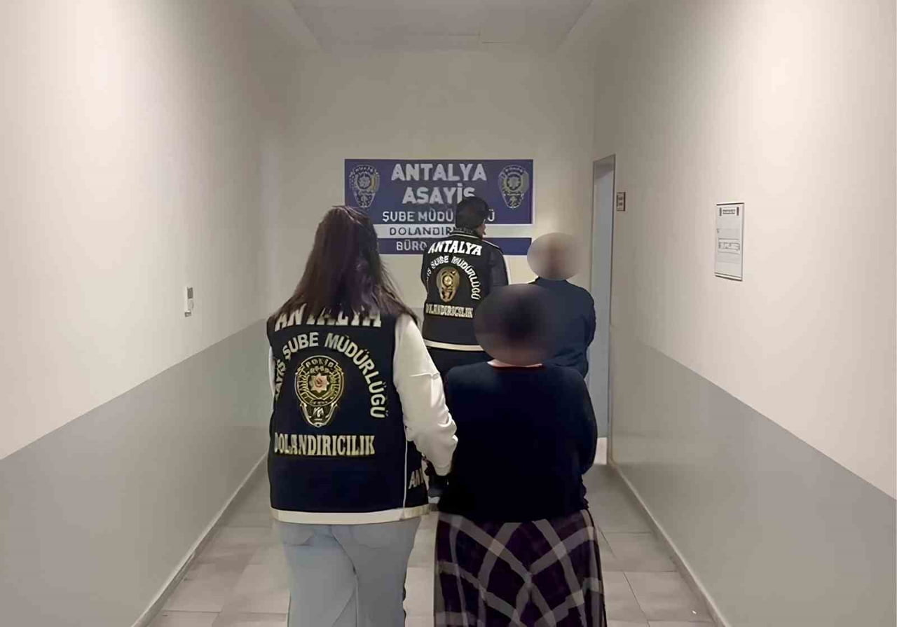 EMNİYETTEKİ İŞLEMLERİNİN ARDINDAN "NİTELİKLİ DOLANDIRICILIK" SUÇUNDAN ADLİ MAKAMLARA SEVK EDİLEN 3...