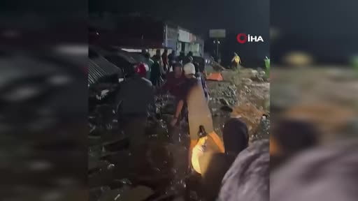 Endonezya'nın Batı Sumatra eyaletinde meydana gelen sel ve su baskınlarında 1 kişi hayatını...