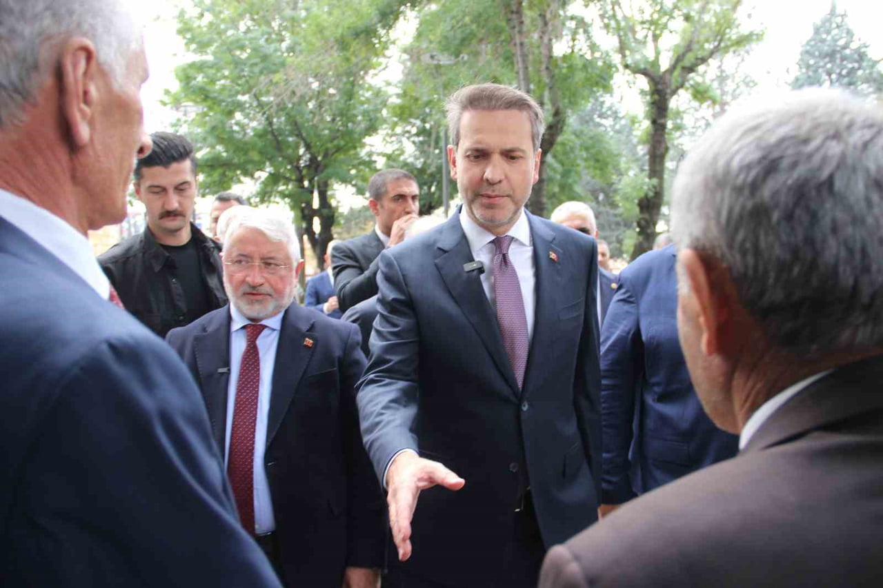 ENERJİ VE TABİİ KAYNAKLAR BAKANI ALPARSLAN BAYRAKTAR, VATANDAŞLARLA BİR ARAYA GELDİ.