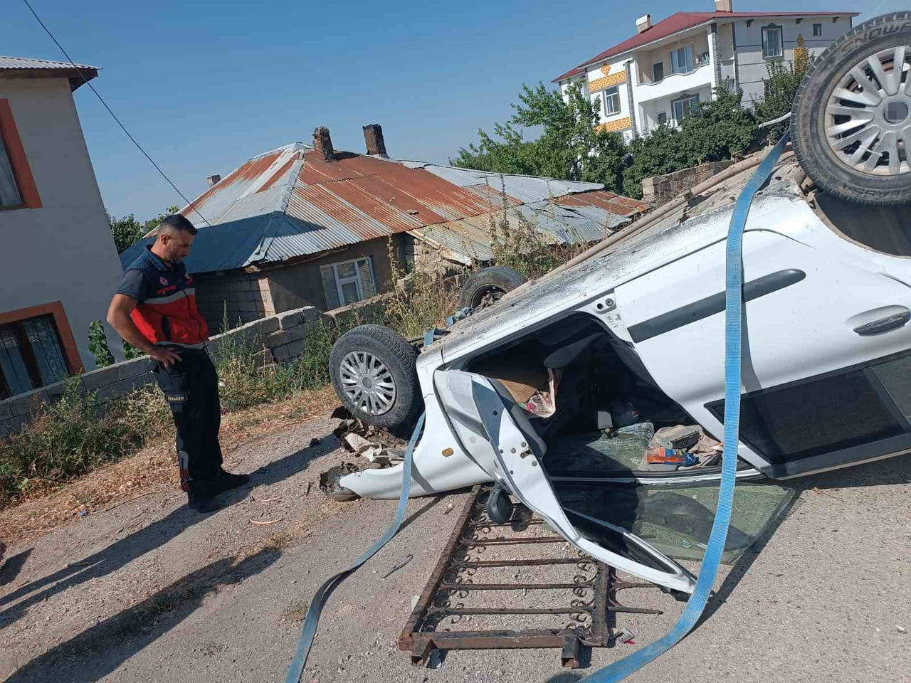 ERCİŞ İLÇESİNDE İSTİNAT DUVARINDAN DÜŞEN OTOMOBİLİN SÜRÜCÜSÜ YARALANDI.