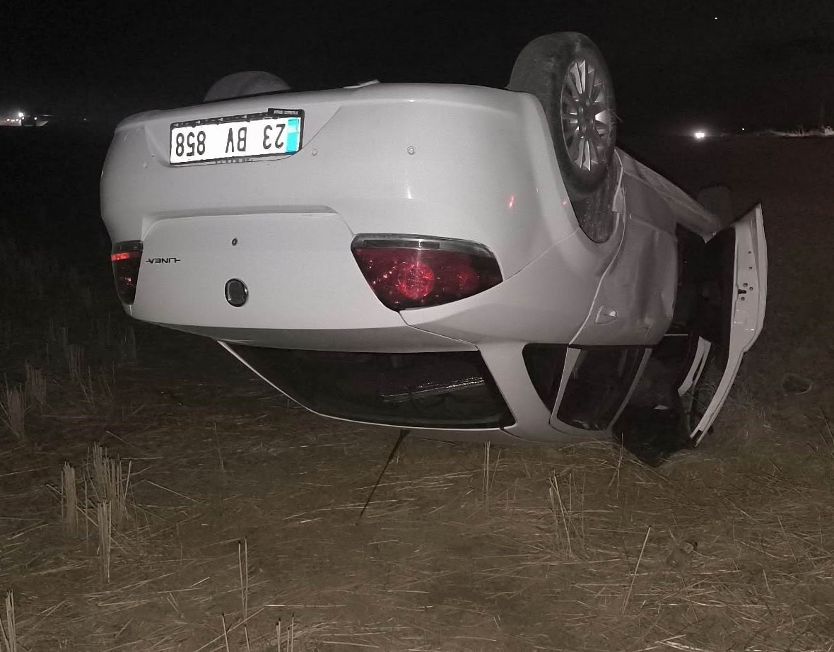 ERGANİ İLÇESİNDE KONTROLDEN ÇIKAN OTOMOBİL TARLAYA UÇTU. KAZADA 1 KİŞİ YARALANDI.
