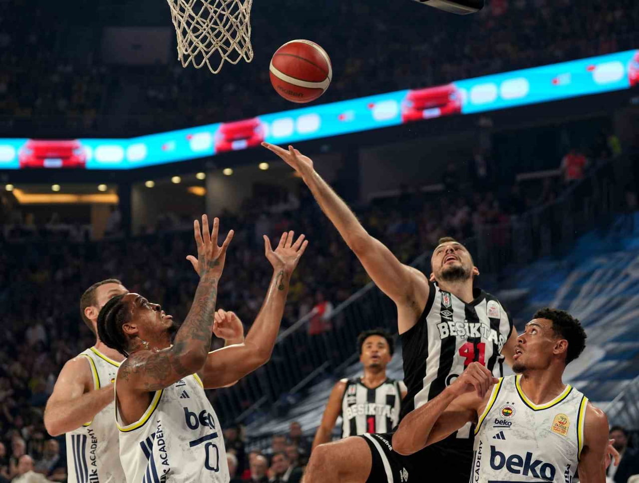 ERKEKLER BASKETBOLDA FENERBAHÇE İLE BEŞİKTAŞ, YARIN 39. CUMHURBAŞKANLIĞI KUPASI İÇİN PARKEYE...