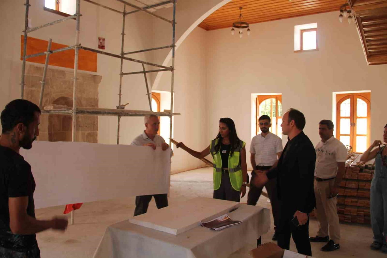 ERZİN KAYMAKAMI YUNUS EMRE AKPINAR’IN RESTORASYON ÇALIŞMALARI DEVAM EDEN MUSTAFALI CAMİSİ’NDEKİ...