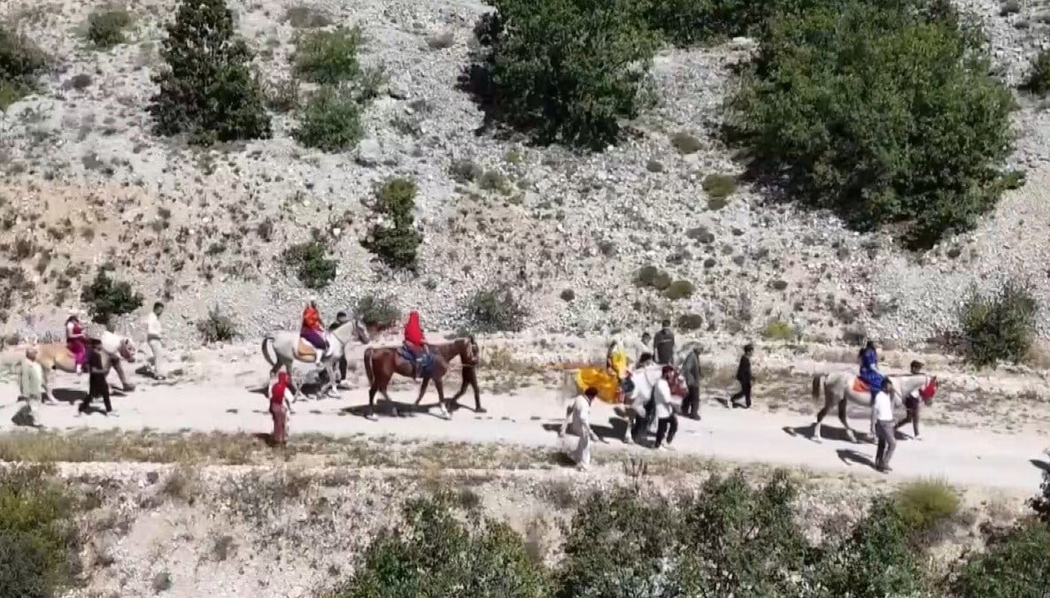 ERZİNCAN’DA ASIRLIK GELENEK ATLI DÜĞÜN ALAYIYLA YAŞATILIYOR